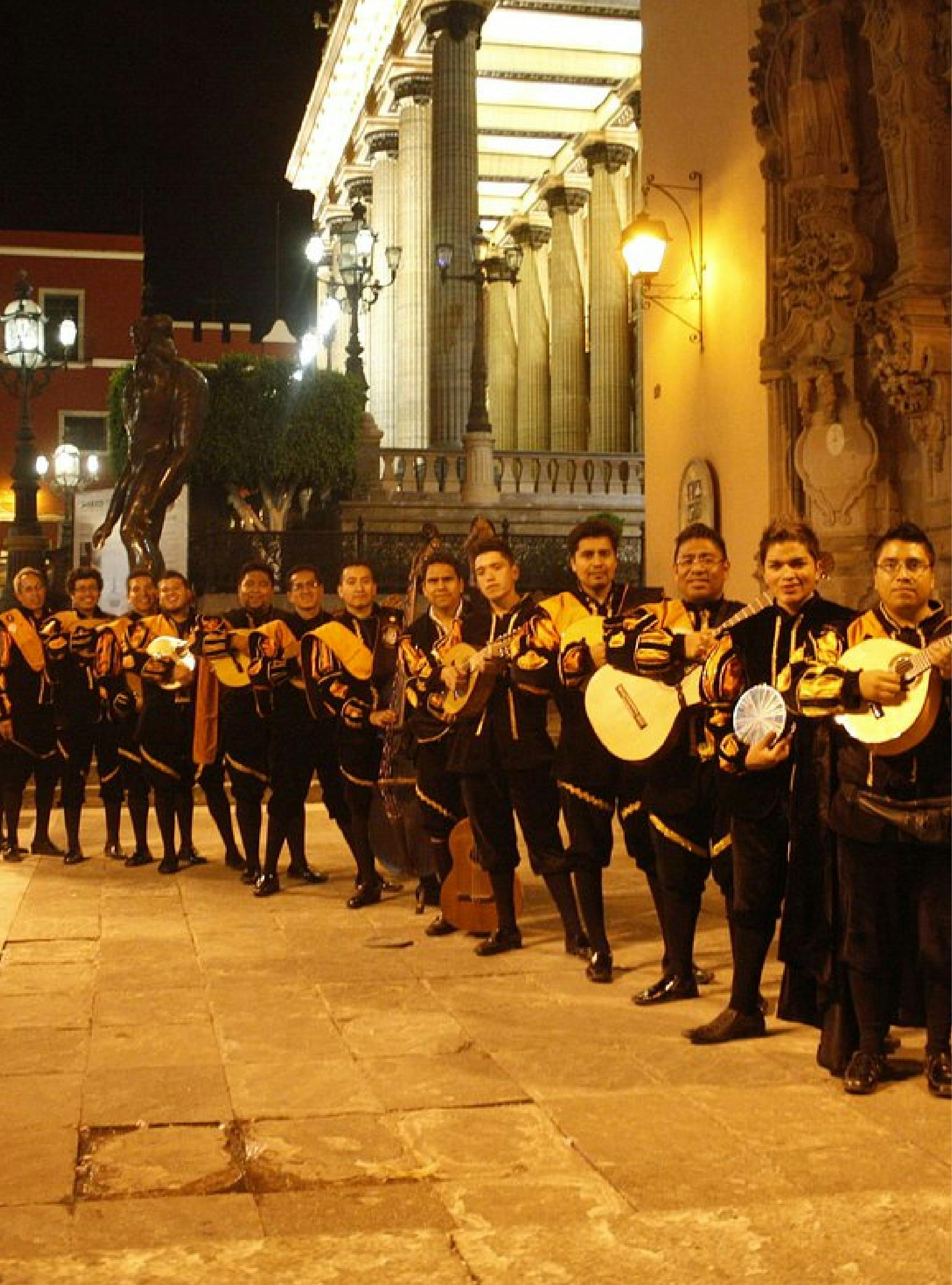 Ver el espectáculo de callejoneadas